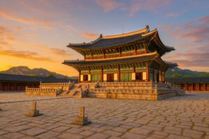 夕日に染まる景福宮の歴史的建築と山並み