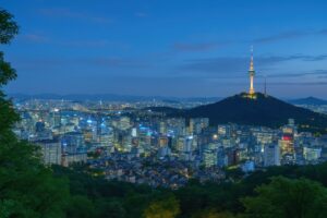 夜景に浮かぶ南山タワーとソウル中心部のきらめく街並み