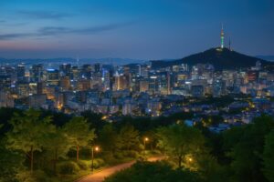 夕暮れから夜にかけて輝くソウル市街と南山の展望