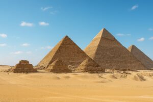 青空の下にそびえるギザの三大ピラミッド