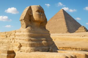 ピラミッドを背にたたずむスフィンクスの側面像