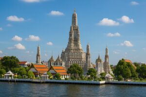 チャオプラヤー川沿いに建つワット・アルンの全景