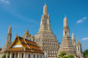 晴天の下で見上げるワット・アルンの中央仏塔