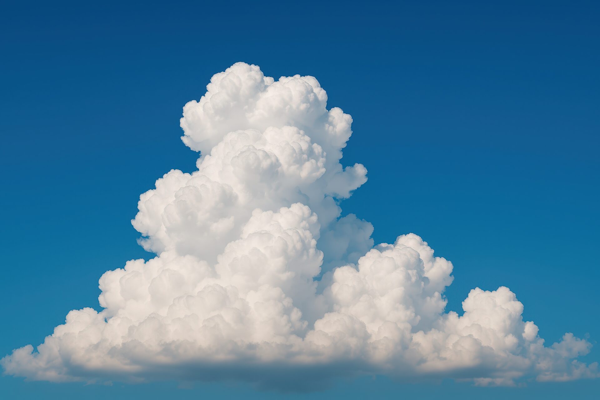 真っ青な空に浮かぶ立体感のある入道雲