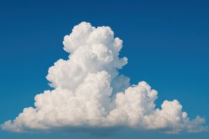 真っ青な空に浮かぶ立体感のある入道雲