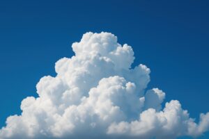 青空を背景に大きく成長した夏の入道雲