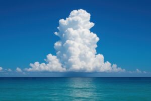 海上にそびえ立つ積乱雲と静かな海面
