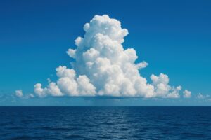 水平線の彼方に広がる入道雲と青い海