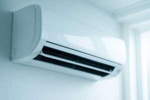 室内に設置されたスタイリッシュなエアコン