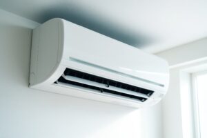 窓際に設置された白いエアコンのクローズアップ