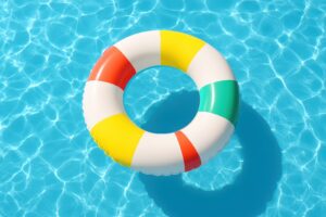 カラフルな浮き輪が浮かぶプール