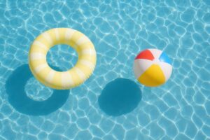 浮き輪とビーチボールが浮かぶプール