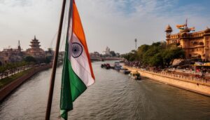 風になびくインド国旗とインドの都市