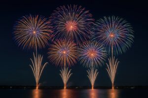 夜空に打ち上がるカラフルな花火
