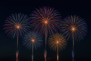 暗闇に広がる色鮮やかな花火大会の様子