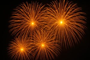 黄金色に輝く4発の打ち上げ花火