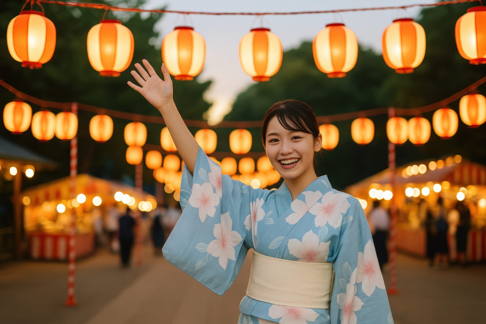 夏祭りで手を振る浴衣姿の笑顔の女性