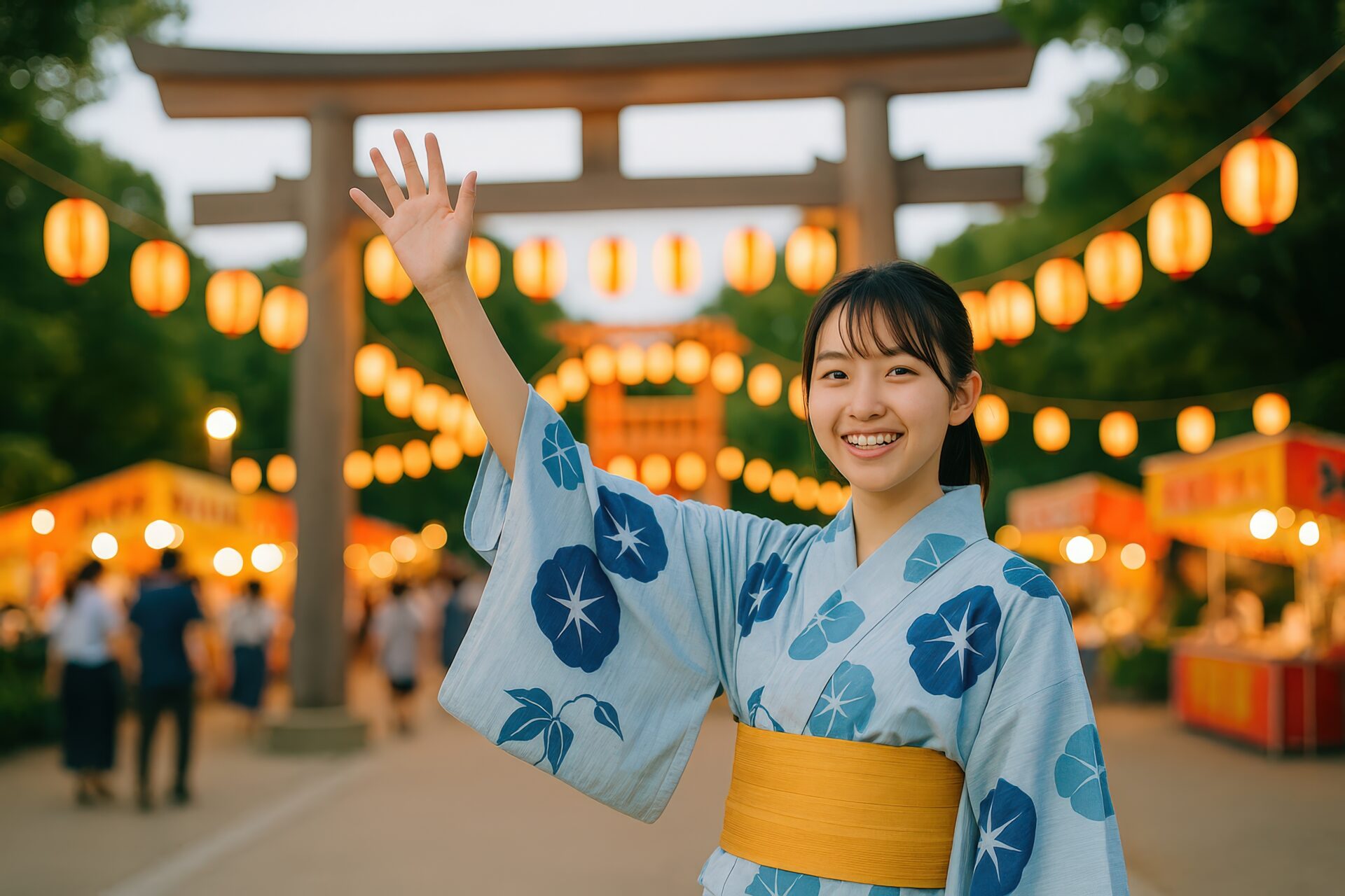 夏祭り会場で微笑みながら手を振る浴衣の女性