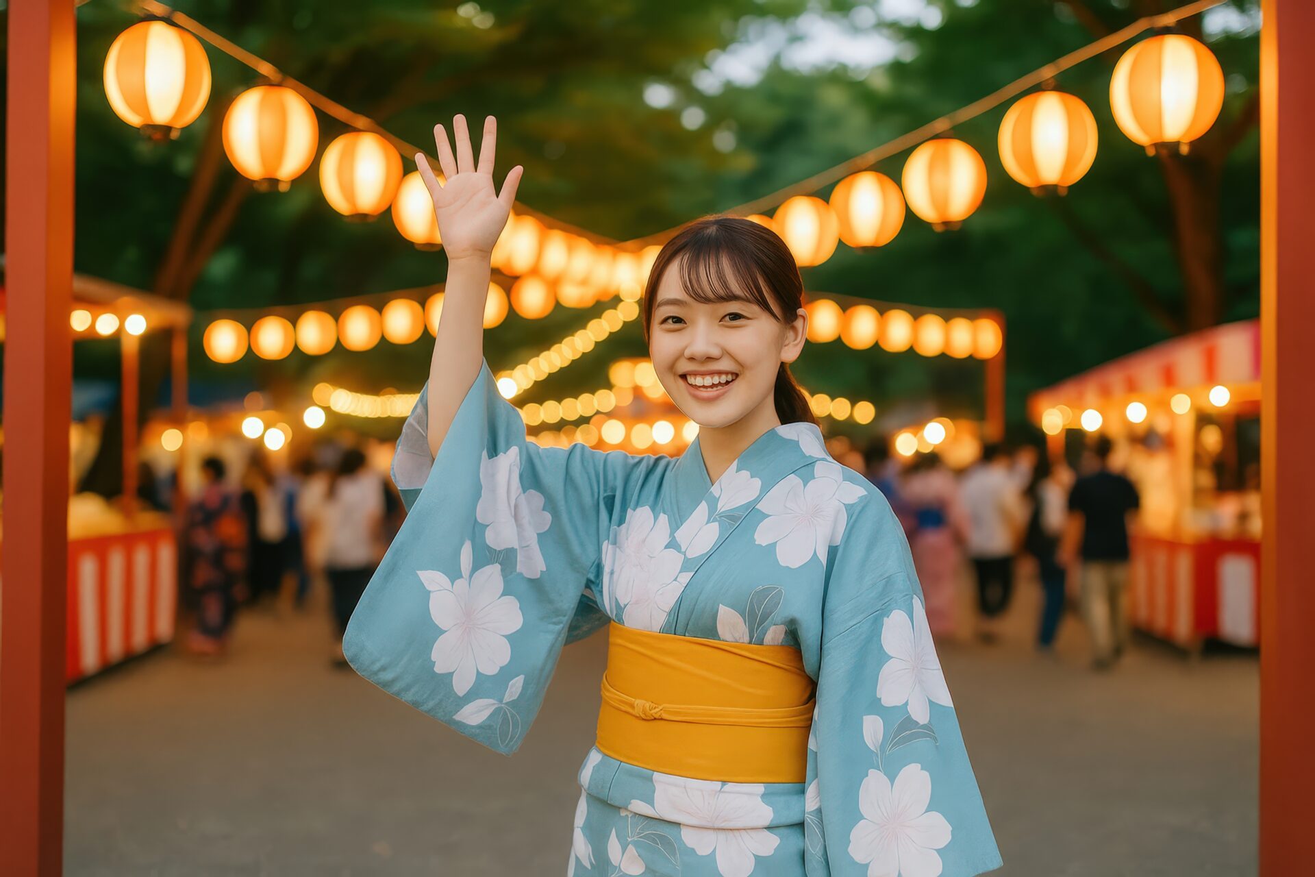 提灯が並ぶ夏祭りで手を振る浴衣姿の女性