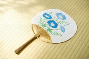 畳の上に置かれた朝顔模様のうちわ