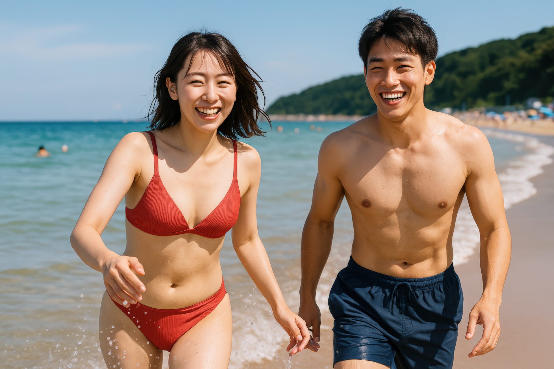海辺を笑顔で歩く水着姿の若いカップル