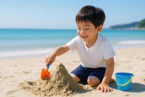 砂浜で砂遊びをする笑顔の男の子