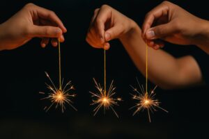 暗闇の中で手に持たれた3本の線香花火