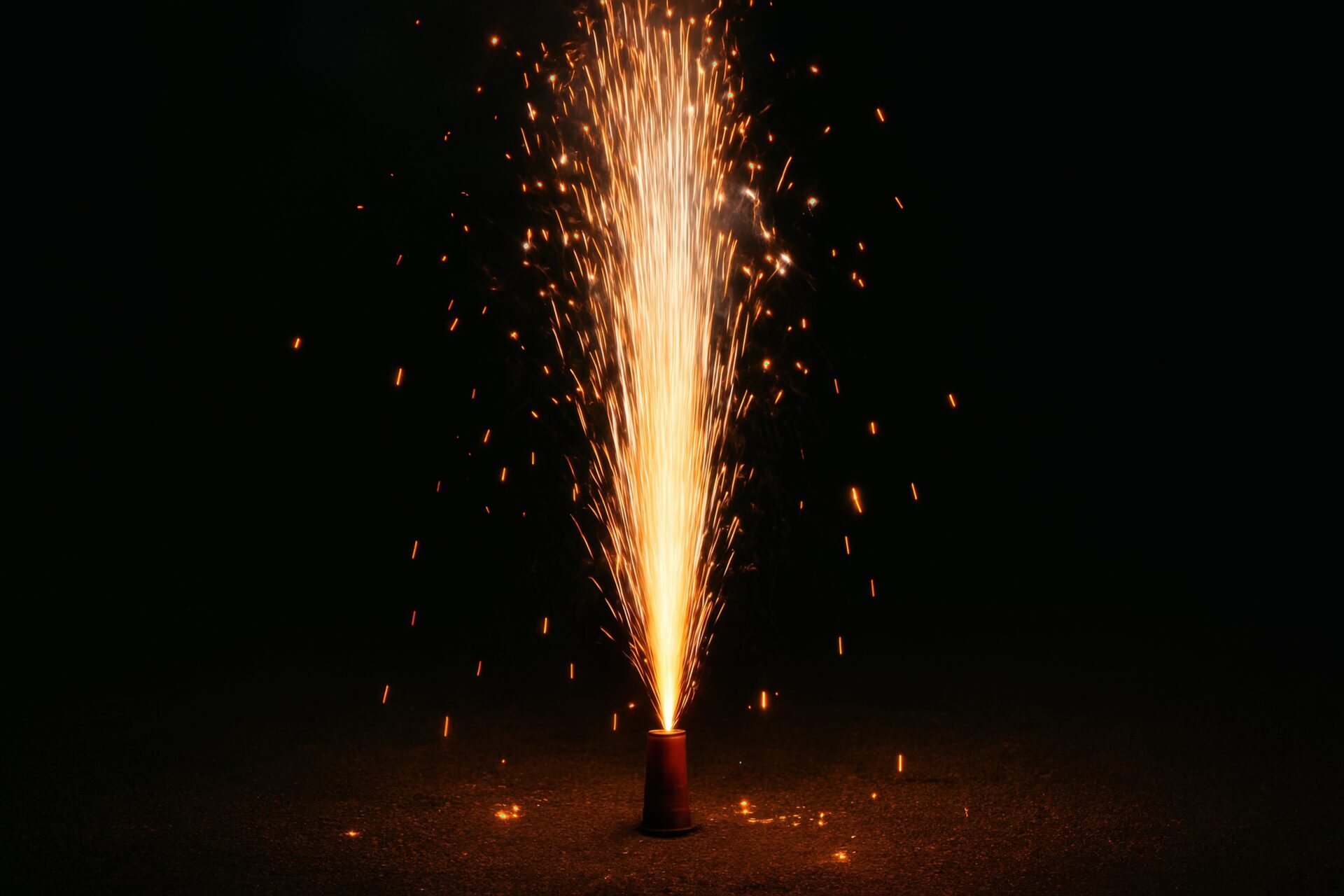 暗闇の中で力強く噴き上がる噴出花火
