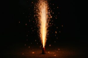 暗闇の中で力強く噴き上がる噴出花火