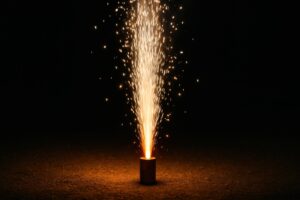 地面から垂直に火花を放つ噴出花火