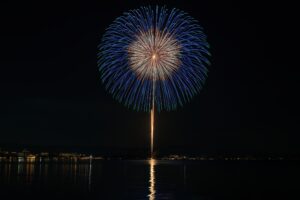 夜空に開いた巨大な単発の打ち上げ花火