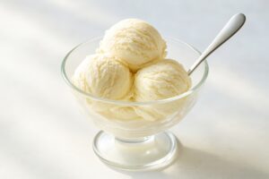 ガラスの器に盛り付けられたバニラアイスクリーム