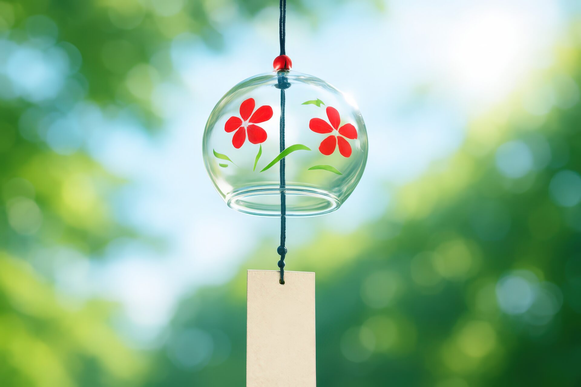 赤い花模様の風鈴と夏の木漏れ日