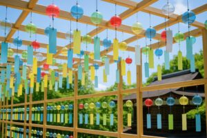 風鈴が並ぶ夏の風景