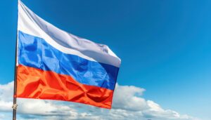 ロシア国旗が青空に翻る