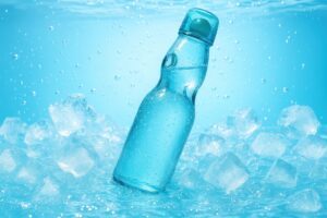 水しぶきと氷に囲まれたラムネ瓶