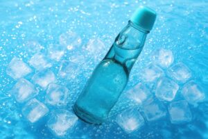氷の中に立てられた冷たいラムネ瓶