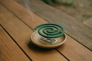 和風の縁側に置かれた蚊取り線香とたなびく煙