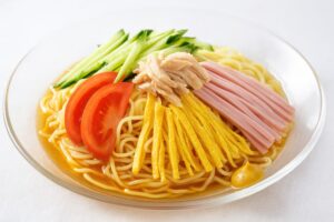 透明皿に盛られた冷やし中華とカラシ