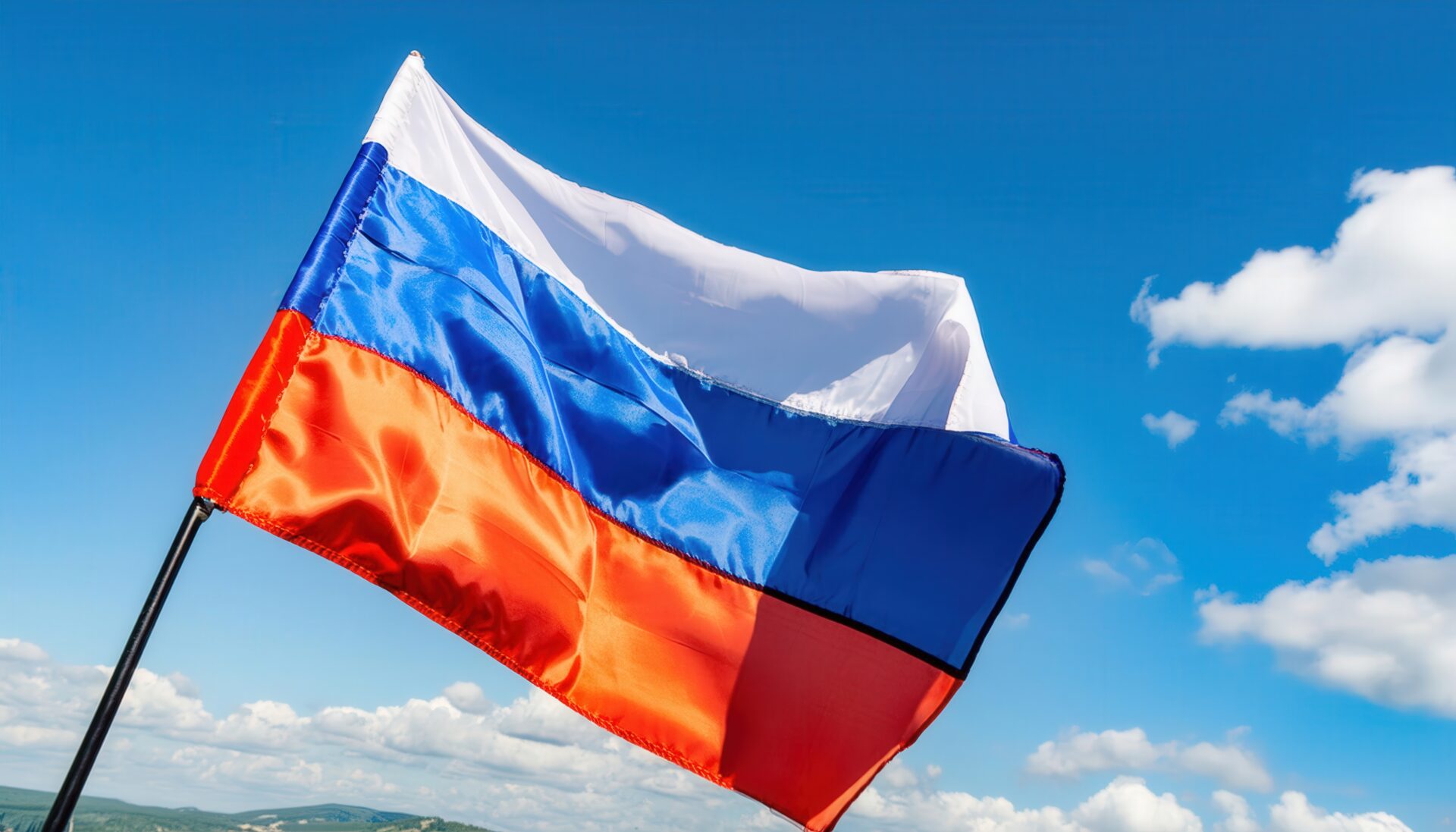 ロシア国旗が秋の森に掲げられている