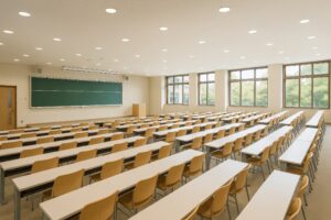 大きな窓から自然光が差し込む大学の講義室