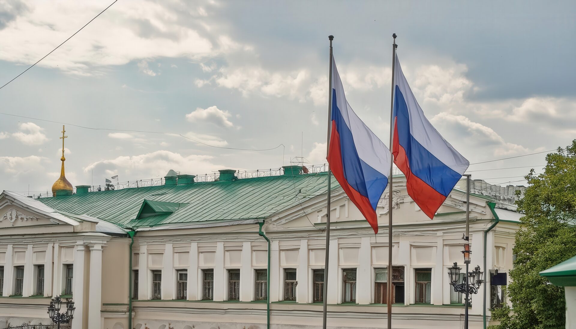 ロシア国旗と教会のゴールデンドーム