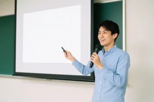 プレゼンテーションを行う笑顔の若い男性