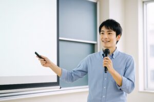 教室でプレゼンをする若い男性