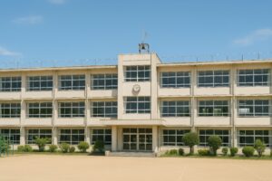 正面から見た校舎と校庭の風景