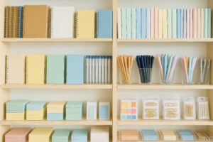 整頓された棚に並ぶ色とりどりの文具やノート