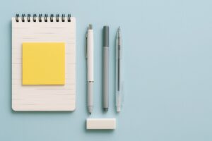 水色の背景に整然と並べられた文房具セット