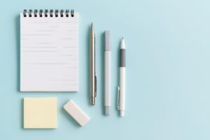 文房具が並ぶミニマルなデスクトップ構成