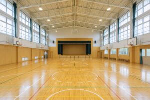 自然光が差し込む日本の小学校の体育館内観