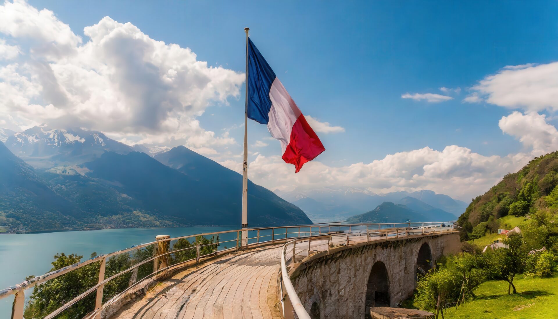 フランス国旗と湖の景色